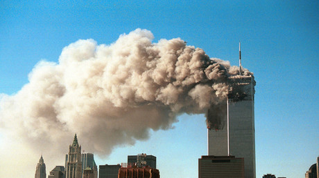 De la fumée s'échappe des tours jumelles le 11 septembre 2001