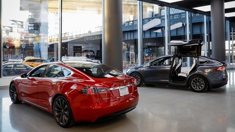 Voitures électriques de la marque Tesla dans leur hall d'exposition à New York (illustration).