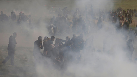 Des Palestiniens dans les gaz lacrymogènes tirés par les troupes israéliennes lors d'affrontements à l'occasion de la «Grande marche du retour» à l'est de Gaza, le 30 mars