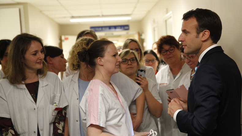 «On a besoin de moyens et de personnels !» : échange tendu de Macron avec les employés d'un CHU
