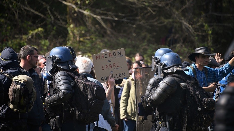 Macron sur la ZAD : «Je vais m'installer dans votre salon et dire que c'est un projet alternatif»