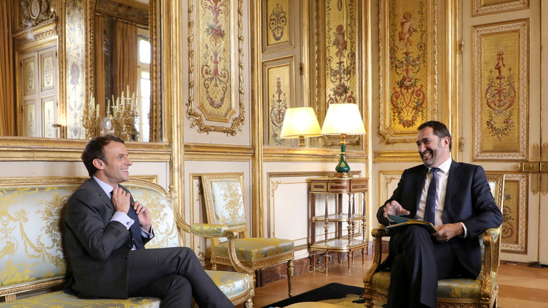 Voile «pas conforme à la civilité» vs «voile catholique» : Macron et Castaner pas au diapason ?
