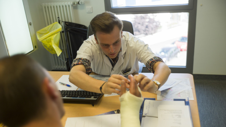 Hausse du nombre de médecins agressés : que faire contre la montée de violence ? (REPORTAGE)