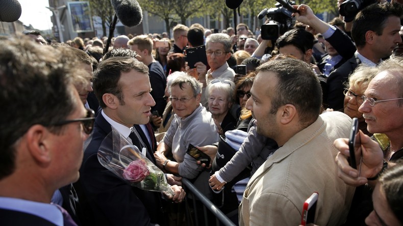 Macron hué par la foule et interpellé par des cheminots dans les Vosges (VIDEOS)