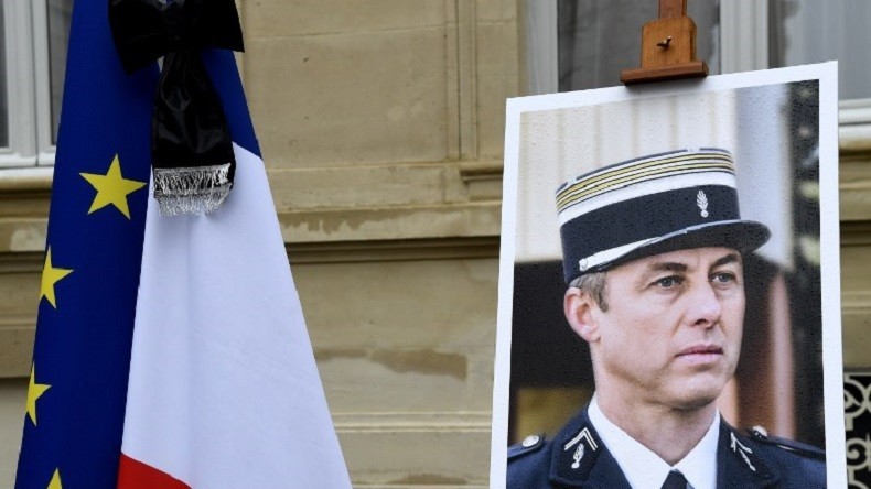 La mère d'Arnaud Beltrame dément ne pas vouloir de rues au nom de son fils dans les villes FN