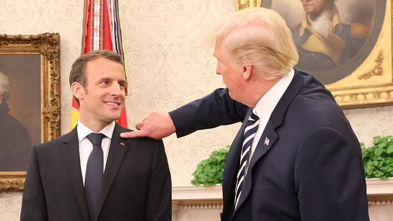 Donald Trump époussette les pellicules d'Emmanuel Macron, devant les caméras (VIDEO)