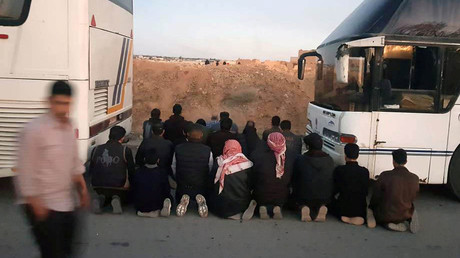 Des rebelles en pleine prière avant leur évacuation de Douma, Ghouta orientale, le 1er avril