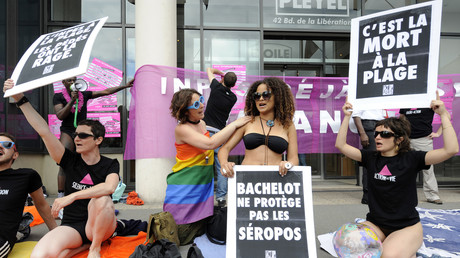 Des membres de l'association Act Up-Paris et du Syndicat national des entreprises gaies (SNEG) manifestent, le 10 juillet 2009 devant la salle Pleyel à Paris, pour protester contre l'absence depuis deux ans de campagne de prévention contre le sida ciblée envers les homosexuels (illustration)