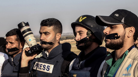 Le 8 avril 2018, des journalistes palestiniens se scotchent la bouche à Rafah, au sud de la bande de Gaza, lors d'une manifestation en l'honneur de leur confrère Yaser Murtafa, tué par les forces israéliennes le 6 avril.