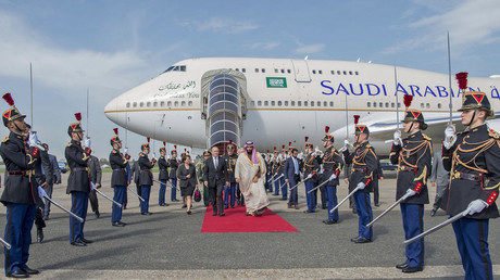  Le prince héritier d'Arabie saoudite est accueilli à l'aéroport du Bourget, le 8 avril par Jean-Yves Le Drian, ministre français des Affaires étrangères.
