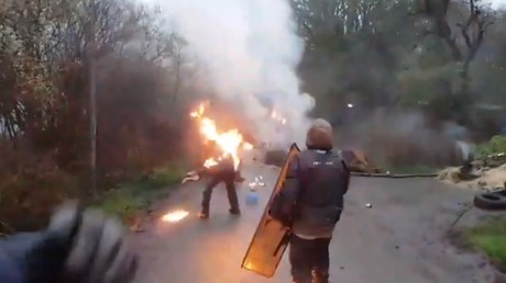 Un zadiste a sa veste qui prend brièvement feu alors qu'il vient de jeter un cocktail Molotov sur un gendarme