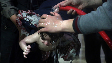 Une photo montre un enfant lavé à Douma après avoir subi, selon les Casques blancs, une attaque à l'arme chimique. Pour l'armée russe, les photos sont des mises en scène.