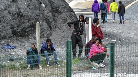 jeunes migrants dans un camp situé près de Lille (Illustration)