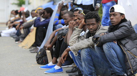 Des migrants patientent à la frontière franco-italienne à Ventimille, en juin 2015 (image d'illustration)