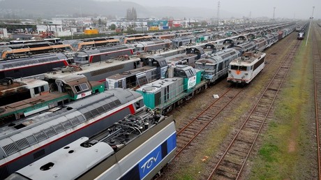 Locomotives, wagons de passagers et de fret de différentes générations à la gare de triage  Sotteville-lès-Rouen, près de Rouen en avril 2018 (illustration).
