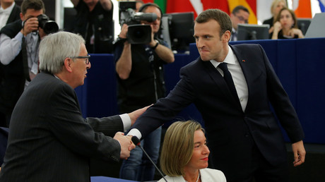 Jean-Claude Juncker serre la main d'Emmanuel Macron au Parlement européen de Strasbourg, 17 avril