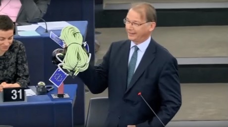 L'eurodéputé du parti belge Ecolo a remis une corde à Emmanuel Macron au Parlement européen à Strasbourg le 17 avril