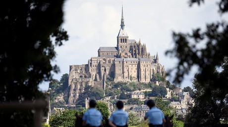Policiers à cheval devant le Mont-Saint-Michel (photo d'illustration)
