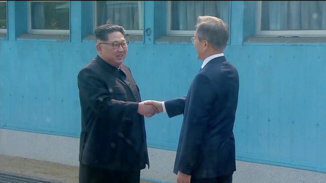 Le dirigeant nord-coréen Kim Jong Un serre la main du président sud-coréen Moon Jae In, le 27 avril à Panmunjeom