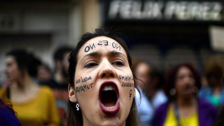 Une femme crie lors d'une manifestation à Madrid le 26 avril 2018 pour protester contre la qualification d'abus sexuel et non de viol retenue par le parquet espagnol pour les cinq hommes accusés de viol en réunion durant les fêtes de Pampelone en 2016.
