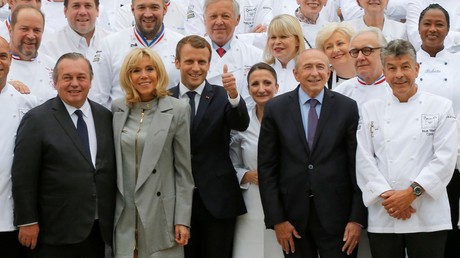 Olivier Ginon (à gauche), au côté de Brigitte et Emmanuel Macron, le 27 septembre 2017