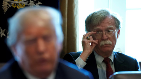 Le conseiller à la sécurité nationale John Bolton observe Donald Trump lors d'une réunion à la Maison Blanche, le 9 avril