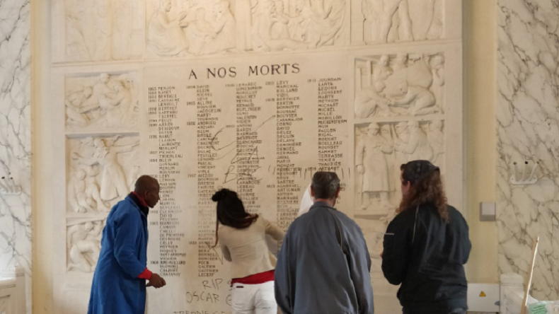 Monument aux morts tagué, dégradations : des bloqueurs occupent l'Ecole normale supérieure (PHOTOS)