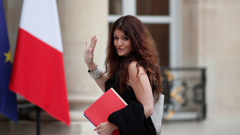 «La fête à Macron» : Marlène Schiappa tente de faire la leçon... et reçoit une volée de bois vert