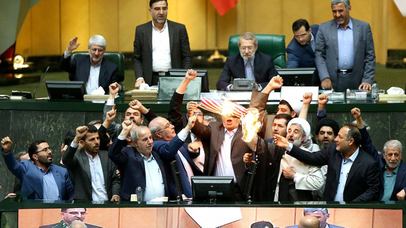 «Mort à l'Amérique !» : des députés iraniens brûlent un drapeau américain en pleine séance (VIDEO)