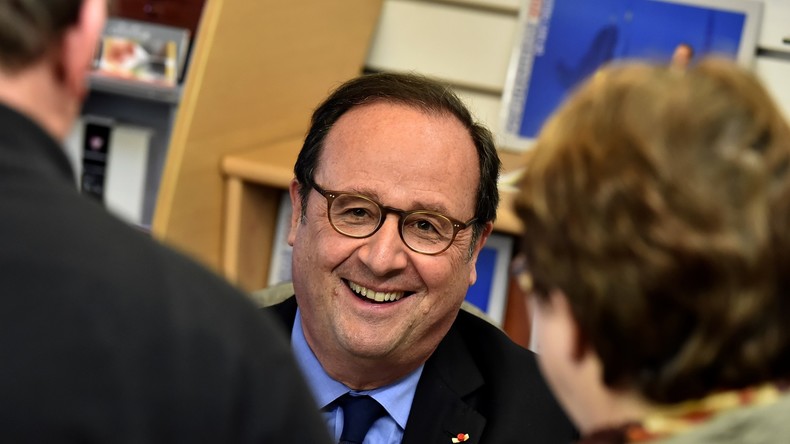 Hollande dédicace dans un Leclerc en Bretagne : Twitter se gausse, le PDG dénonce un «parisianisme»