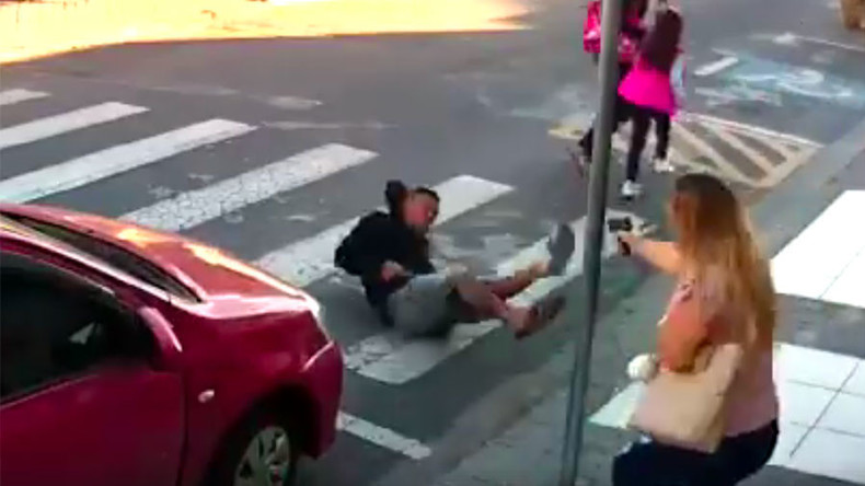 Brésil : une policière en civil abat un braqueur devant une école (VIDEO CHOC)