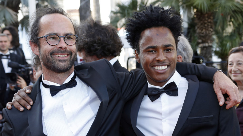 Le doigt d'honneur de Cédric Herrou au Festival de Cannes crée la polémique