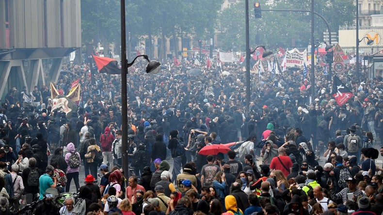 «A bas les socialos», «casse-toi» : Olivier Faure chahuté à la manifestation du 22 mai (VIDEOS)