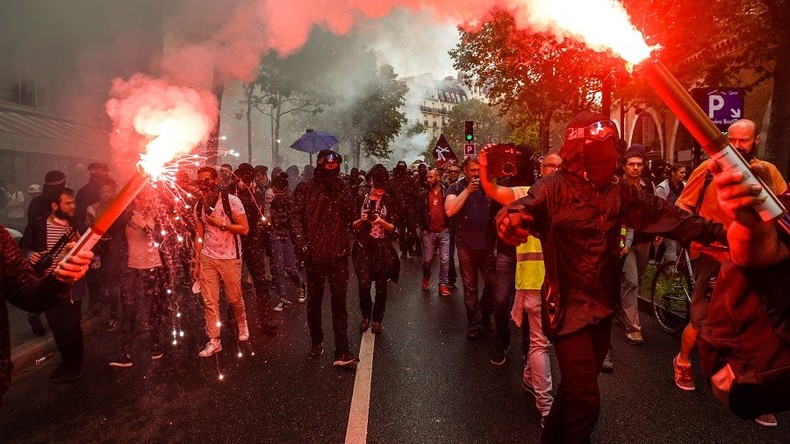 Canon à eau, lacrymogène, projectiles : incidents à la manifestation anti-Macron de Paris (VIDEOS)