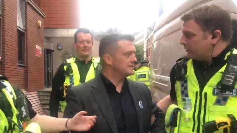Tommy Robinson, fondateur de l'English Defence League, arrêté alors qu'il filmait devant un tribunal