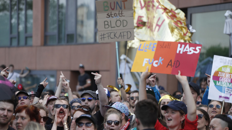 Une rave party contre l'AfD : tensions entre des nationalistes et des fêtards berlinois (IMAGES)