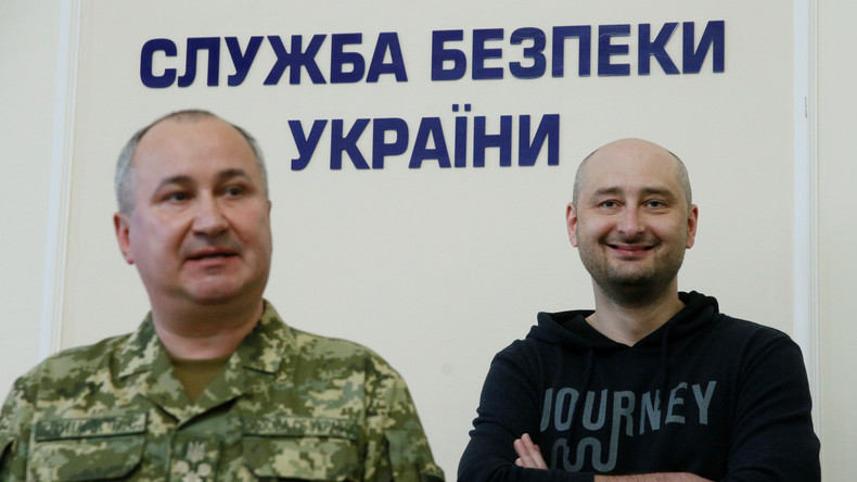 Le journaliste russe Arkadi Babtchenko «assassiné» à Kiev est vivant et apparaît devant la presse