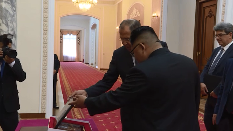 Le chef de la diplomatie russe Sergueï Lavrov invite Kim Jong-un à venir en Russie