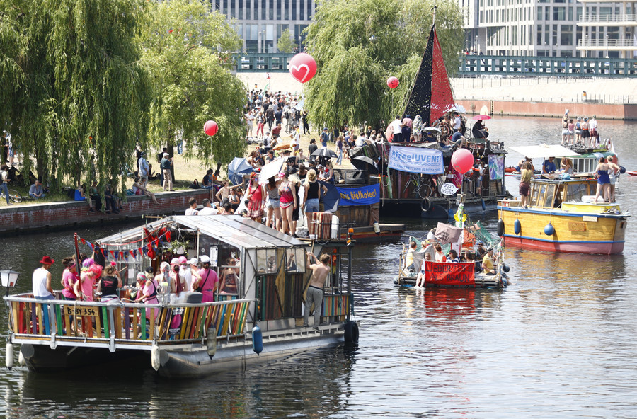 Une rave party contre l'AfD : tensions entre des nationalistes et des fêtards berlinois (IMAGES)