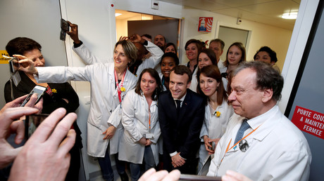 Emmanuel Macron prend la pose pour un portrait avec des chercheurs à l'institut Curie, 29 mars 2018, illustration