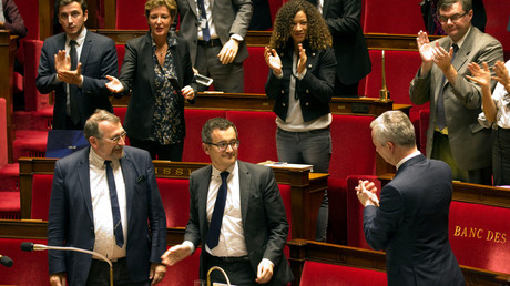 Gérald Darmanin applaudi par les membres du groupe présidentiel à l'Assemblée, octobre 2017, illustration
