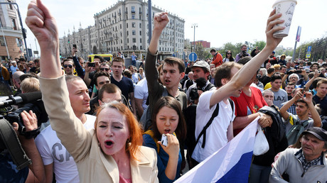 Des opposants au pouvoir lors d'une manifestation non-autorisée à Moscou, le 5 mai