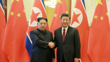 Le dirigeant nord coréen Kim Jong Un et le président chinois Xi Jinping à Pékin, le 28 mars dernier (image d'illustration)