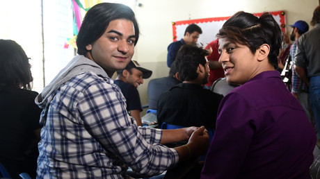 Des étudiants pakistanais attendent un cours dans la première école transgenre à Lahore, le 21 avril 2018.