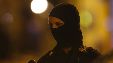 Une policière surveille le périmètre de sécurité mis en place autour du lieu de l'attaque terroriste survenue le 12 mai 2018 à Paris