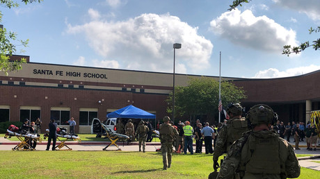 Intervention des forces de l'ordre dans un lycée de Santa Fe au Texas