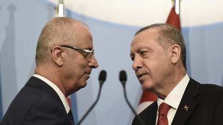 Le Premier ministre palestinien Rami Al Hamdallah et le président turc Recep Erdogan lors du sommet de l'Organisation de la coopération islamique a Istanbul, le 18 mai