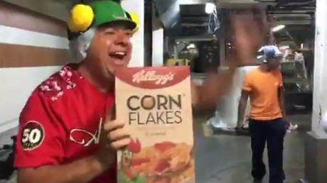Capture d'écran d'une vidéo Twitter postée depuis l'usine Kellogg's de Maracay : un ouvrier vénézuélien brandit le premier paquet de céréales produit depuis le départ de l'entreprise américaine