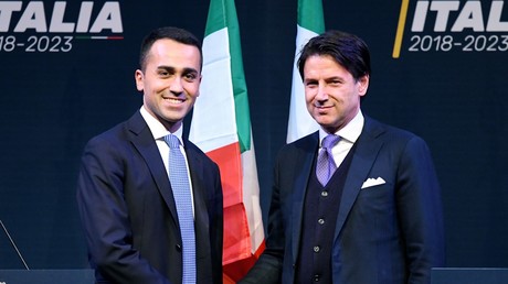 Image d'illustration : Luigi Di Maio et Giuseppe Conte se serrent la main en mars 2018