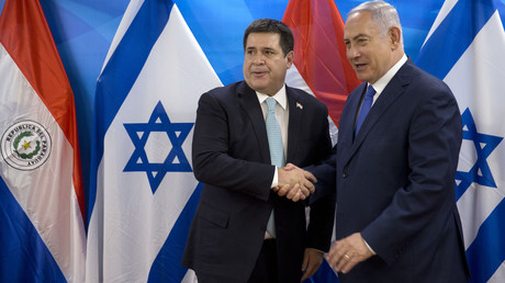 Le Premier ministre israélien Benjamin Netanyahou serre la main du président paraguayen Horacio Cartes lors de leur rencontre à Jérusalem, le 21 mai 2018